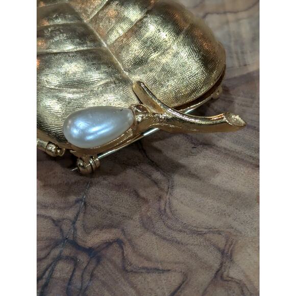 Avon 1972 Golden Leaf Solid Compact Pin Brooch with Faux Pearl Berry - Picture 3 of 6